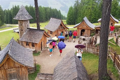 bambini che esplorano il Villaggio degli Gnomi a San Candido