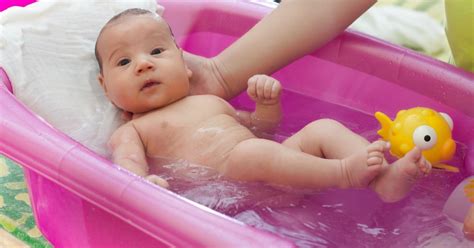 Neonato che fa il bagnetto