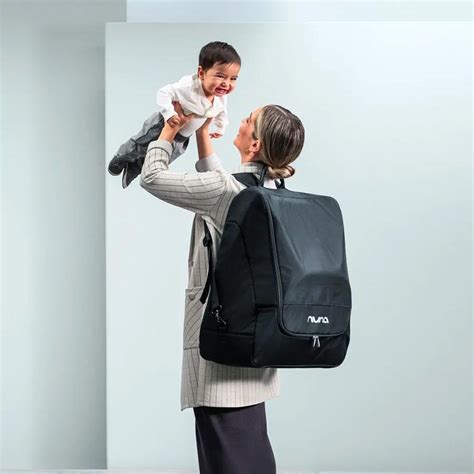 Borsa fasciatoio indossata come zaino su un passeggino