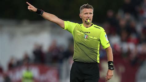 Arbitro di calcio in campo