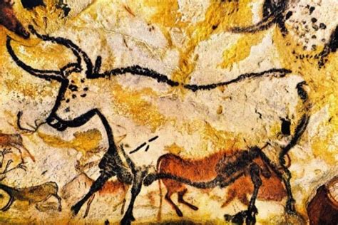 Antiche pitture rupestri raffiguranti scene di vita e maternità