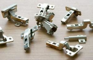 Schema di diverse tipologie di cerniere per mobili