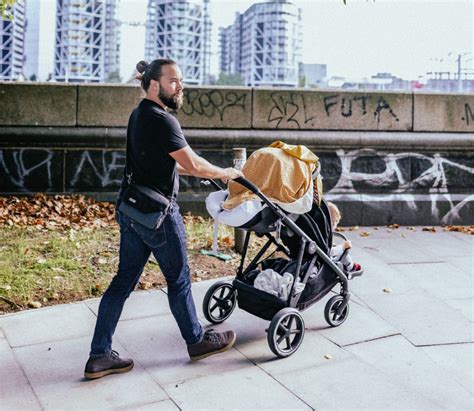 genitori che preparano il passeggino per la passeggiata quotidiana