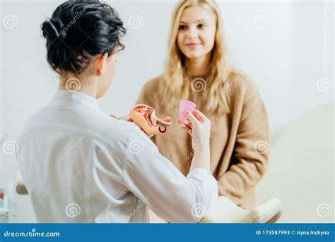 Ginecologa che parla con una paziente