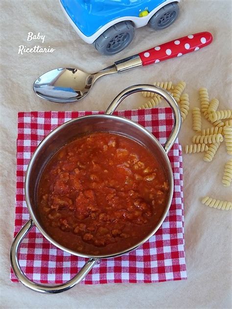 Ingredienti freschi per il ragù dei bambini: pomodori datterini, carote, sedano e carne di vitello magra