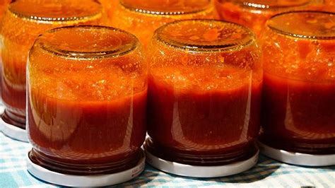 Vasetti di vetro sterilizzati pronti per essere riempiti con il ragù fatto in casa