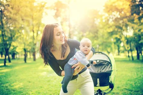 Mamma e neonato passeggiano al parco