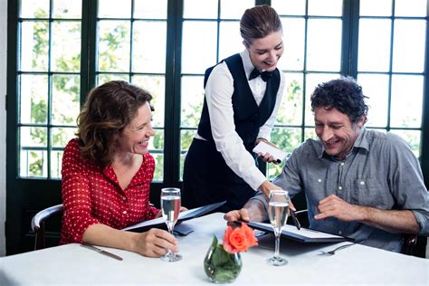 Famiglia con neonato al tavolo del ristorante