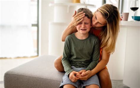 Genitore consola un bambino che piange al ristorante