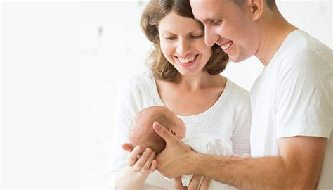 Mamma e papà felici cenano con il loro bambino addormentato