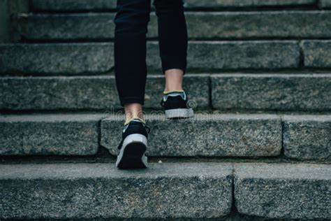 Ragazza partorisce sulle scale