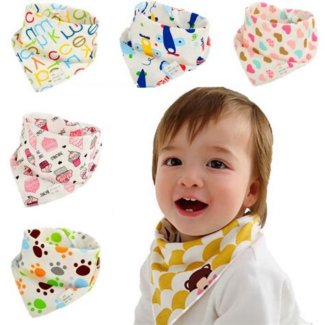 Bambino con bavaglino a bandana BIBS
