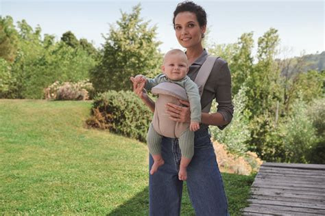 Bambino nel marsupio Inglesina Front, posizione fronte-mondo