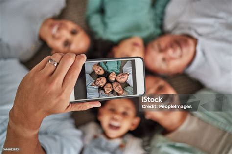 Bambini che scattano foto