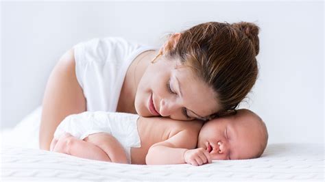 Mamma e neonato: creare un legame affettivo durante la poppata al biberon