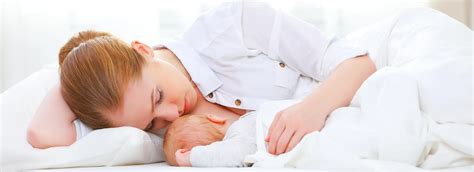 Posizione corretta della mamma e del bambino per allattare con il biberon