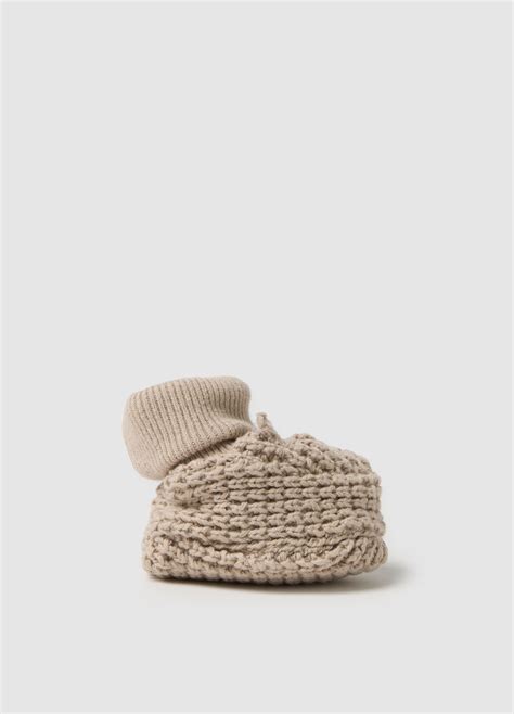 Coppia con scarpe da adulti e scarpine da neonato