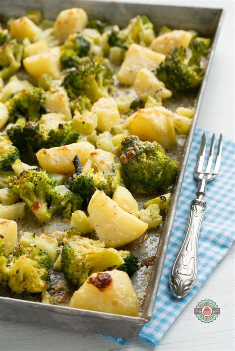 Broccoli, patate e zucchine in cottura