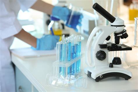 Microscopio con provette e embrioni in laboratorio di PMA