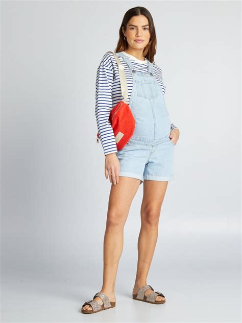 Donna incinta con shorts premaman sorridente