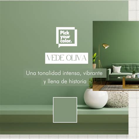 un cacciatore che attraversa una fitta vegetazione boschiva indossando pantaloni tecnici color verde oliva