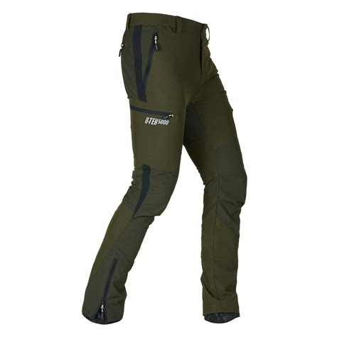 primo piano sulle cuciture rinforzate e sui dettagli tecnici di un pantalone da caccia professionale