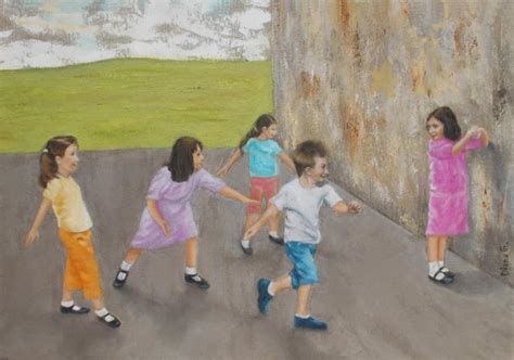 Bambini che giocano a Un, due, tre, stella in un parco pubblico