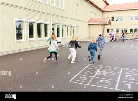 Bambini che corrono in un cortile durante una partita