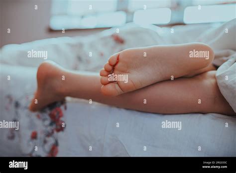 Dettaglio dei piedi di un bambino che si ferma bruscamente sulla terra