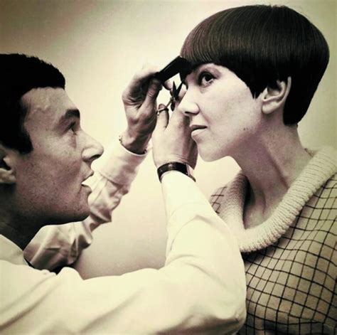 Ritratto iconico di Vidal Sassoon al lavoro con le forbici
