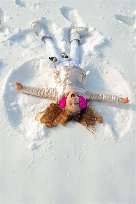 Bambina che gioca sulla neve con stivaletti UGG
