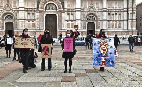 Donne in piazza per l'aborto legale