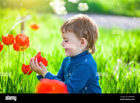 Bambino che esplora l'ambiente con il pannolino