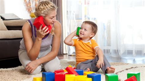 Adulto e bambino in un momento di gioco e osservazione reciproca