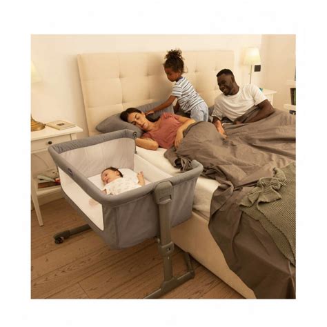 Culla Chicco Next2Me affiancata a un letto matrimoniale con un bambino che dorme serenamente
