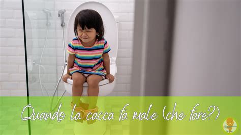 bambino che osserva un vasino con curiosità