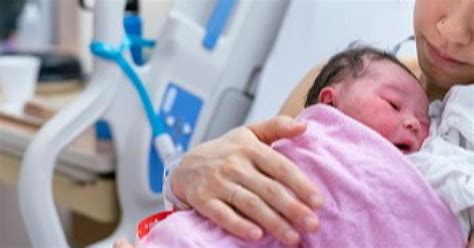 neomamma e neonato durante l'allattamento precoce in ospedale