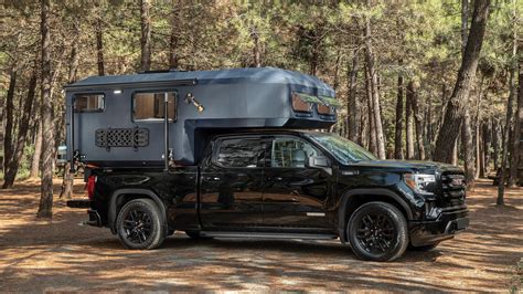 pick-up equipaggiato con cellula abitativa in un paesaggio naturalistico