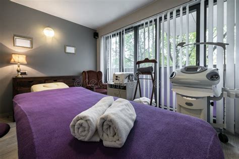 interno di una stanza relax in un centro massaggi moderno