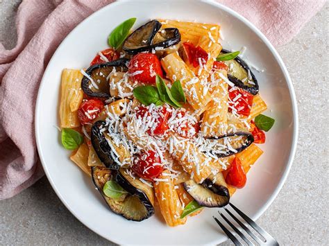 piatto di pastina alla norma preparato appositamente per un bambino