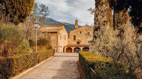 Santuario di San Damiano Piacentino con il pero in fiore