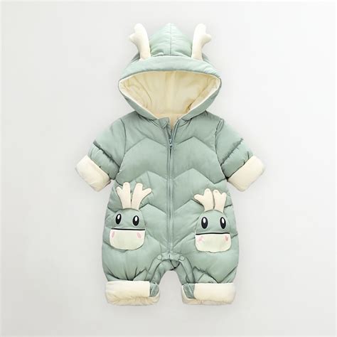 Neonato vestito con una tuta imbottita colorata per una passeggiata invernale