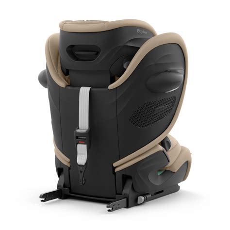 Interno di un'auto con seggiolino Cybex installato