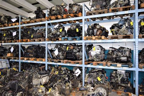 stoccaggio ordinato di ricambi auto usati certificati in un centro demolizioni autorizzato