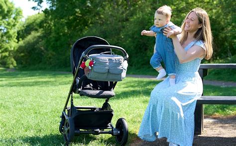 Passeggino con bambino su terreno sconnesso