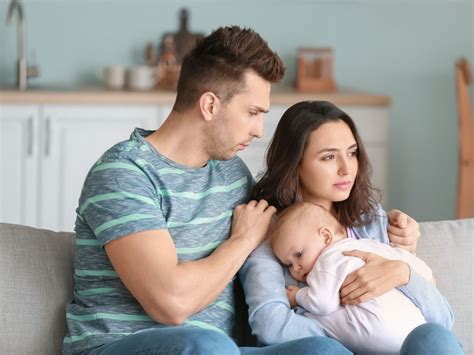 Coppia in discussione dopo la nascita di un figlio