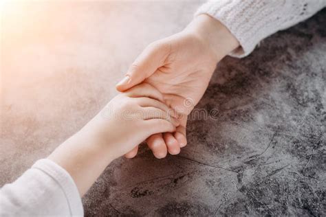 Coppia con bambino che si tiene per mano