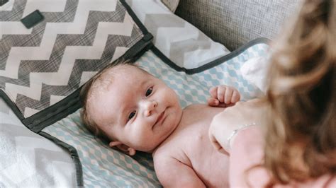 Bambino su fasciatoio con genitori