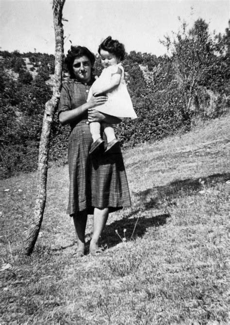 fotografia d'epoca anni '50 ritraente una donna in abito premaman dell'epoca