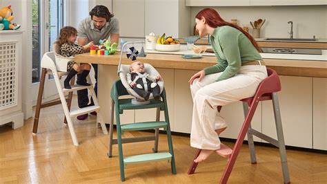 seggiolone per bambino a tavola con la famiglia